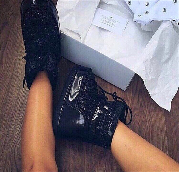 Κυρίες χειμωνιάτικες μπότες με ζεστή επένδυση και αφρώδη επάνω κάλυψη