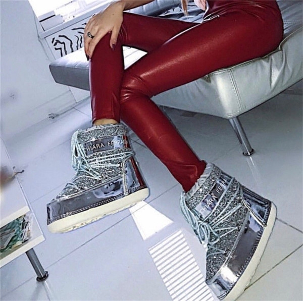 Κυρίες χειμωνιάτικες μπότες με ζεστή επένδυση και αφρώδη επάνω κάλυψη