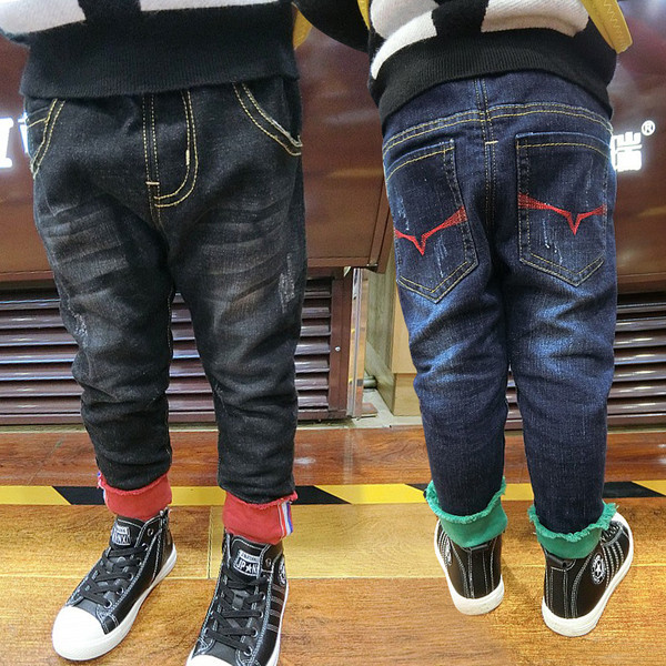 Παιδικά χοντρά τζιν κατάλληλα για χειμώνα για αγόρια με ενδιαφέρον στρίφωμα σε ελαφρύ και σκούρο χρώμα