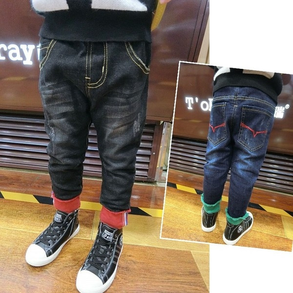 Παιδικά χοντρά τζιν κατάλληλα για χειμώνα για αγόρια με ενδιαφέρον στρίφωμα σε ελαφρύ και σκούρο χρώμα