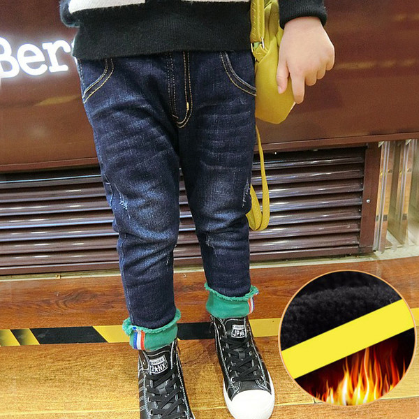 Παιδικά χοντρά τζιν κατάλληλα για χειμώνα για αγόρια με ενδιαφέρον στρίφωμα σε ελαφρύ και σκούρο χρώμα