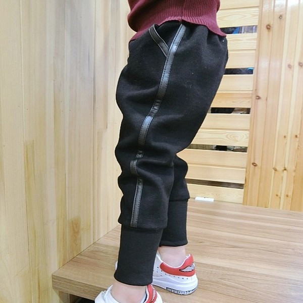 Καθημερινά και αθλητικά παντελόνια για αγόρια σε δύο χρώματα