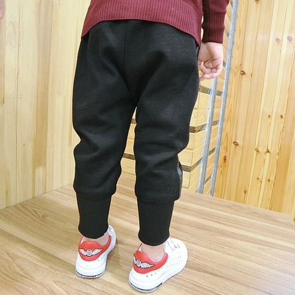 Καθημερινά και αθλητικά παντελόνια για αγόρια σε δύο χρώματα