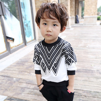 Παιδική μπλούζα για αγόρια, ενδιαφέρον μοντέλο με κολάρο σε σχήμα O και 3/4 μανίκια