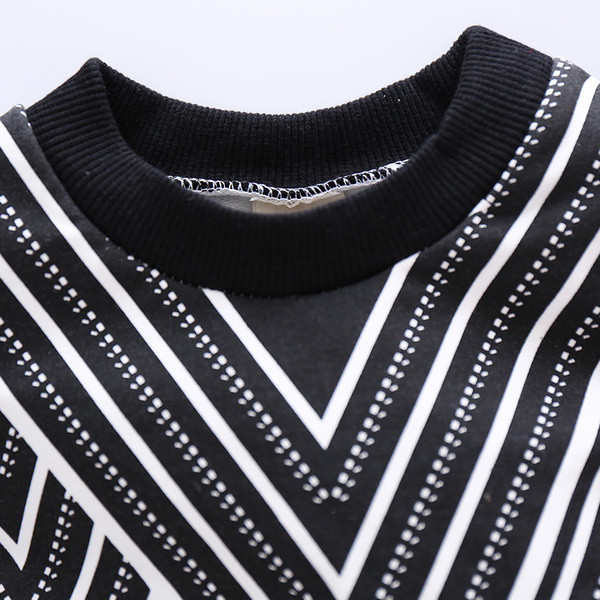 Παιδική μπλούζα για αγόρια, ενδιαφέρον μοντέλο με κολάρο σε σχήμα O και 3/4 μανίκια