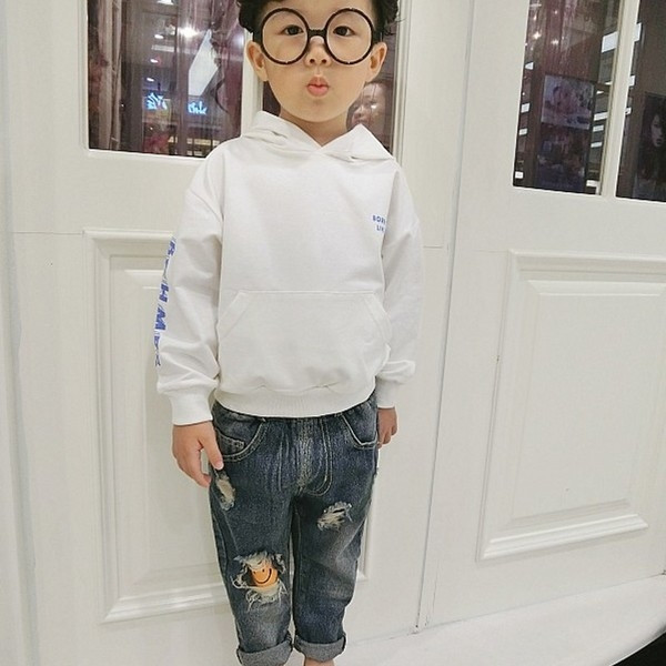 Παιδικά τζιν για αγόρια  και ενδιαφέρουσα εφαρμογή