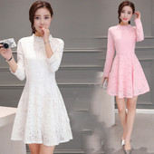 Πολύ κομψό φόρεμα κυρίας με κολάρο σε σχήμα O