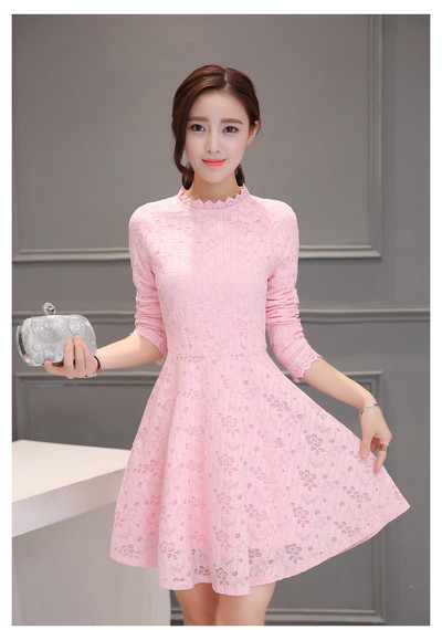 Πολύ κομψό φόρεμα κυρίας με κολάρο σε σχήμα O