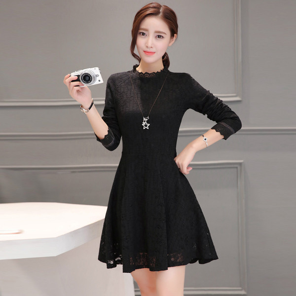 Πολύ κομψό φόρεμα κυρίας με κολάρο σε σχήμα O