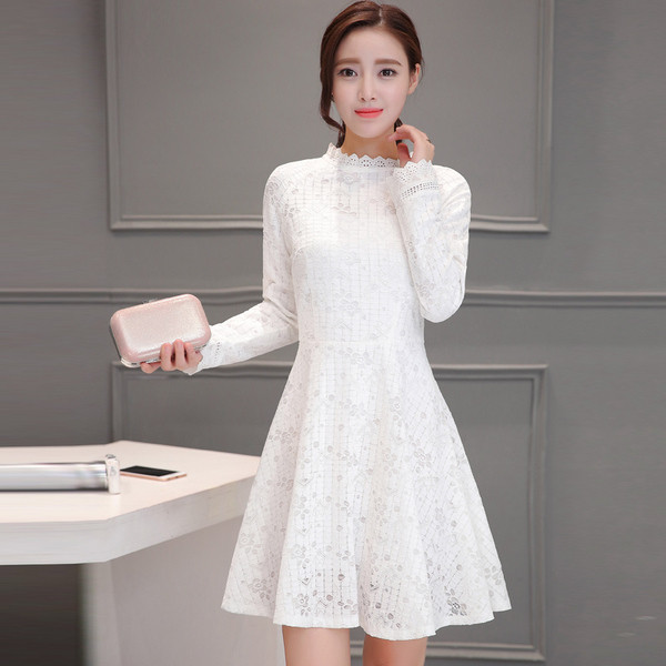 Πολύ κομψό φόρεμα κυρίας με κολάρο σε σχήμα O