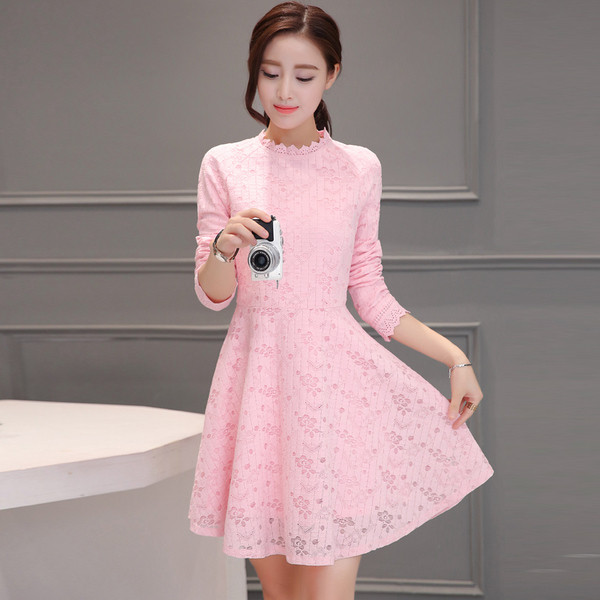 Πολύ κομψό φόρεμα κυρίας με κολάρο σε σχήμα O