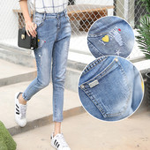 Λεπτό ελαφρύ μοτίβο ελαφρών ελαφριών περιστασιακών γυναικών με ενδιαφέρουσα εφαρμογή