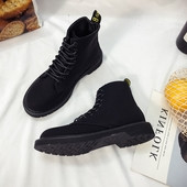 Αθλητικά παπλωμένα κύβοι με επίπεδη μαύρη σόλα