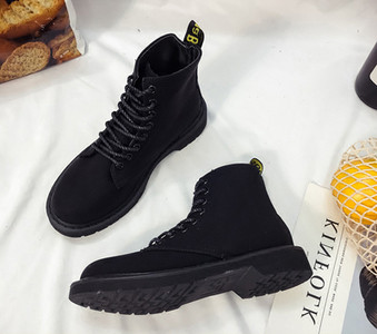 Αθλητικά παπλωμένα κύβοι με επίπεδη μαύρη σόλα