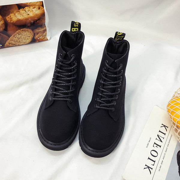 Αθλητικά παπλωμένα κύβοι με επίπεδη μαύρη σόλα