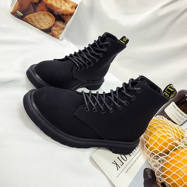 Αθλητικά παπλωμένα κύβοι με επίπεδη μαύρη σόλα