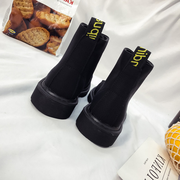 Αθλητικά παπλωμένα κύβοι με επίπεδη μαύρη σόλα