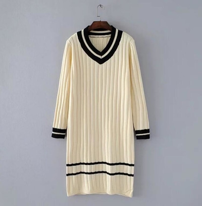 Μακρυμάνικο χιτώνιο με κολάρο σε σχήμα V.