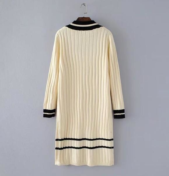 Μακρυμάνικο χιτώνιο με κολάρο σε σχήμα V.