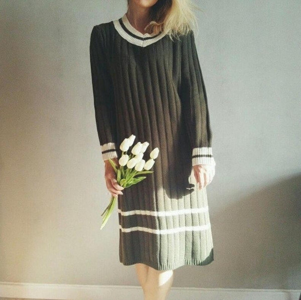 Μακρυμάνικο χιτώνιο με κολάρο σε σχήμα V.