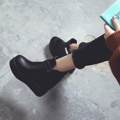 Κυρίες μπότες με μεγάλη πλατφόρμα με ζώνη και βότσαλο σε μαύρο χρώμα