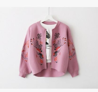 Σύντομο γυναικείο μπουφάν με κολάρο μπέιζμπολ και πολύχρωμα κεντήματα