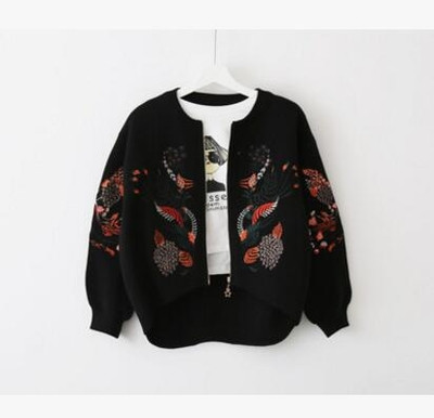 Σύντομο γυναικείο μπουφάν με κολάρο μπέιζμπολ και πολύχρωμα κεντήματα