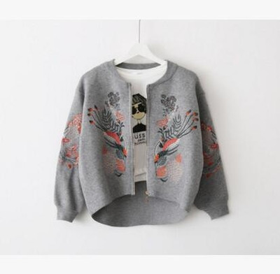 Σύντομο γυναικείο μπουφάν με κολάρο μπέιζμπολ και πολύχρωμα κεντήματα