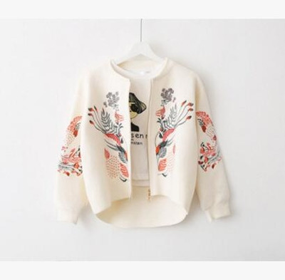 Σύντομο γυναικείο μπουφάν με κολάρο μπέιζμπολ και πολύχρωμα κεντήματα