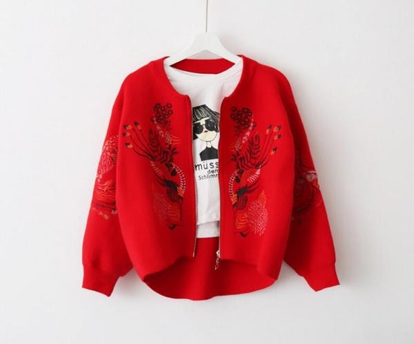 Σύντομο γυναικείο μπουφάν με κολάρο μπέιζμπολ και πολύχρωμα κεντήματα