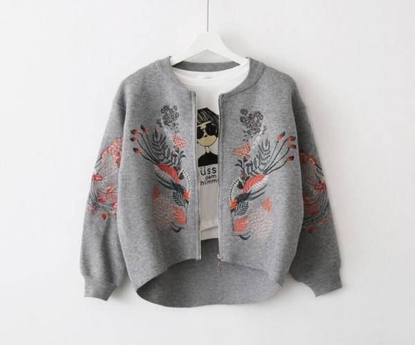 Σύντομο γυναικείο μπουφάν με κολάρο μπέιζμπολ και πολύχρωμα κεντήματα