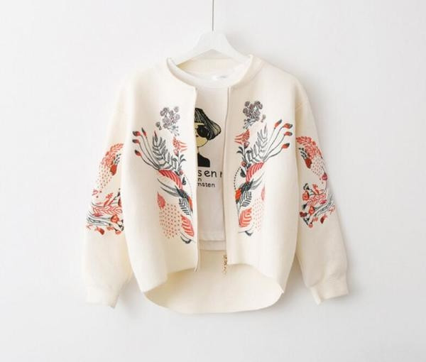 Σύντομο γυναικείο μπουφάν με κολάρο μπέιζμπολ και πολύχρωμα κεντήματα