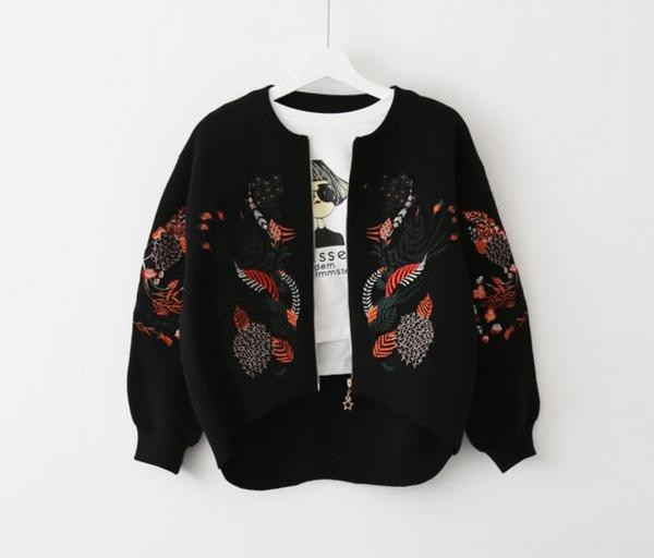 Σύντομο γυναικείο μπουφάν με κολάρο μπέιζμπολ και πολύχρωμα κεντήματα