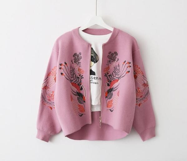 Σύντομο γυναικείο μπουφάν με κολάρο μπέιζμπολ και πολύχρωμα κεντήματα