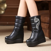 Дамски ботуши на платформа, няколко модела с различна апликация и в няколко цвята