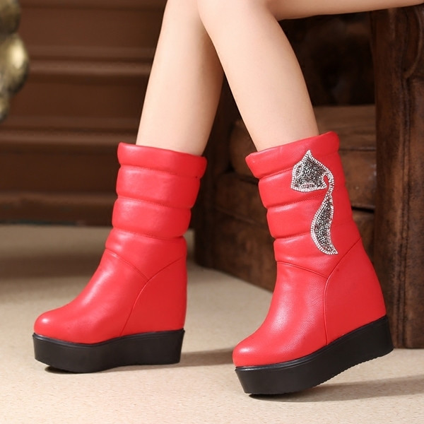 Дамски ботуши на платформа, няколко модела с различна апликация и в няколко цвята 