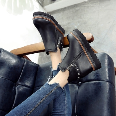 Σύγχρονες μπότες κυρίες με πλατφόρμες, δύο μοντέλα σε μαύρο χρώμα