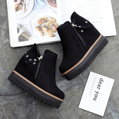 Σύγχρονες μπότες κυρίες με πλατφόρμες, δύο μοντέλα σε μαύρο χρώμα