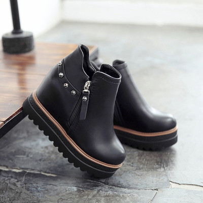 Σύγχρονες μπότες κυρίες με πλατφόρμες, δύο μοντέλα σε μαύρο χρώμα