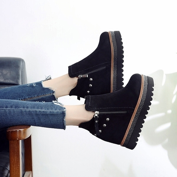 Σύγχρονες μπότες κυρίες με πλατφόρμες, δύο μοντέλα σε μαύρο χρώμα