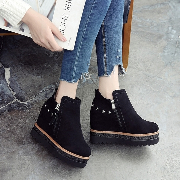 Σύγχρονες μπότες κυρίες με πλατφόρμες, δύο μοντέλα σε μαύρο χρώμα