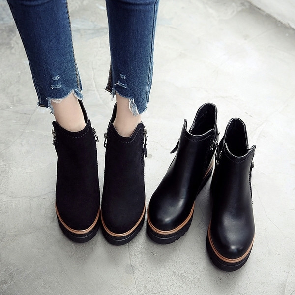 Σύγχρονες μπότες κυρίες με πλατφόρμες, δύο μοντέλα σε μαύρο χρώμα