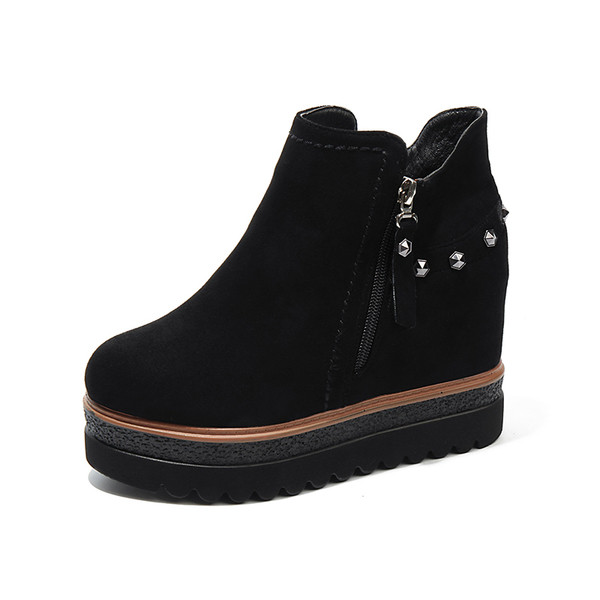 Σύγχρονες μπότες κυρίες με πλατφόρμες, δύο μοντέλα σε μαύρο χρώμα