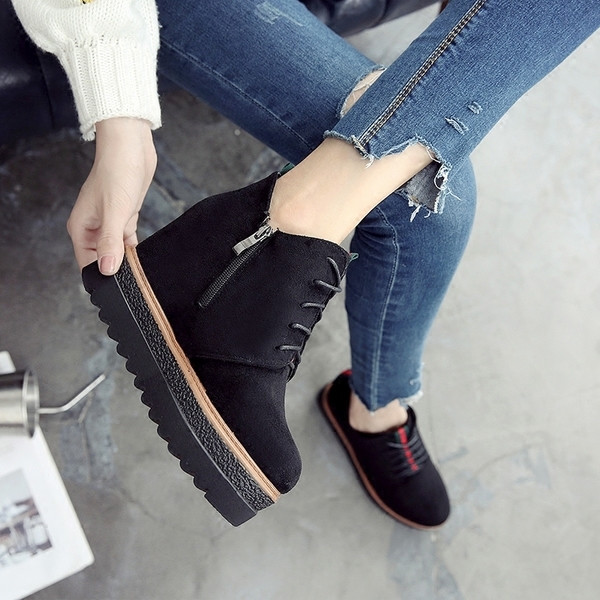 Τρέχουσες μπότες κυρίες με πλατφόρμα, με φερμουάρ και φερμουάρ σε μαύρο χρώμα