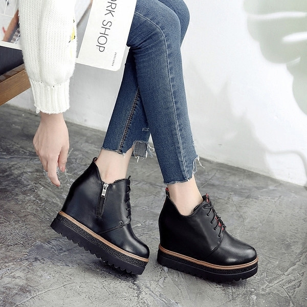 Τρέχουσες μπότες κυρίες με πλατφόρμα, με φερμουάρ και φερμουάρ σε μαύρο χρώμα