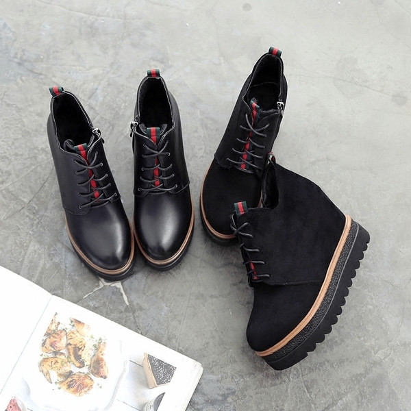 Τρέχουσες μπότες κυρίες με πλατφόρμα, με φερμουάρ και φερμουάρ σε μαύρο χρώμα