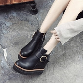 Γυναικείες μπότες με αστέρι mini accent και διακόσμηση ζώνης