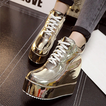 Πολύ ενημερωμένα γυαλιστερά παπούτσια πλατφόρμας σε ασημί και χρυσό χρώμα