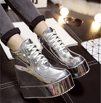 Πολύ ενημερωμένα γυαλιστερά παπούτσια πλατφόρμας σε ασημί και χρυσό χρώμα