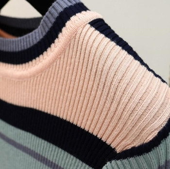 Ежедневен дамски пуловер в преливащи цветове с О-образна яка